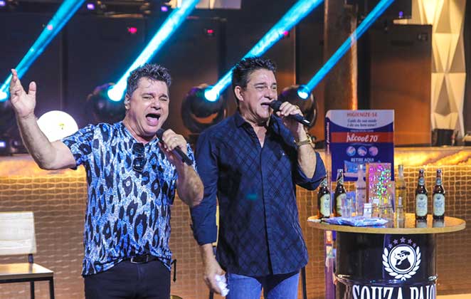 Cezar e Paulinho realizaram a sua primeira live show em um bar de São Paulo