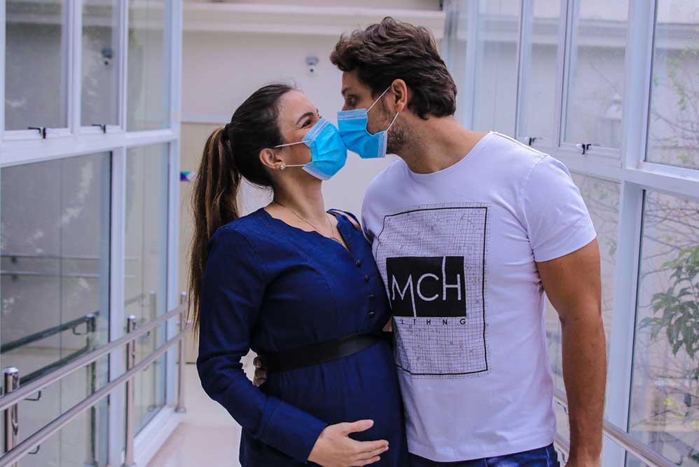 Eliéser e Kamilla Salgado estão radiantes com a espera do primeiro filho e rolou até um beijinho de máscara