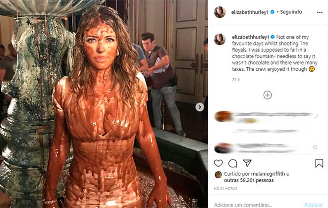 Elizabeth Hurley posta foto no Instagram suja de chocolate após filmar The Royals