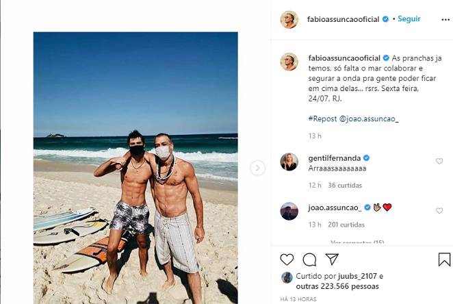 Fábio Assunção curtiu praia ao lado do filho João, de 17 anos