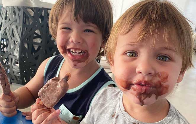 Filhos de Gusttavo Lima e Andressa Suita se deliciando com um picolé de chocolate