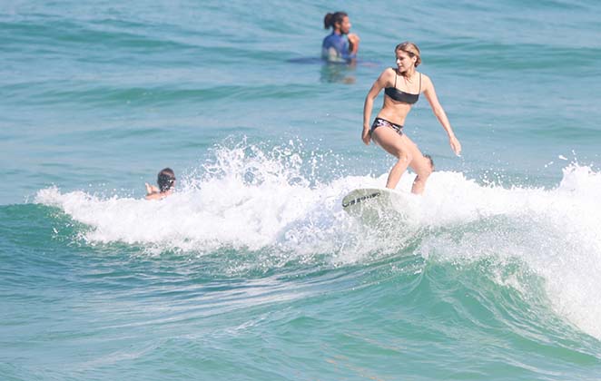 A atriz foi fotografada na praia da Joatinga, no Rio de Janeiro