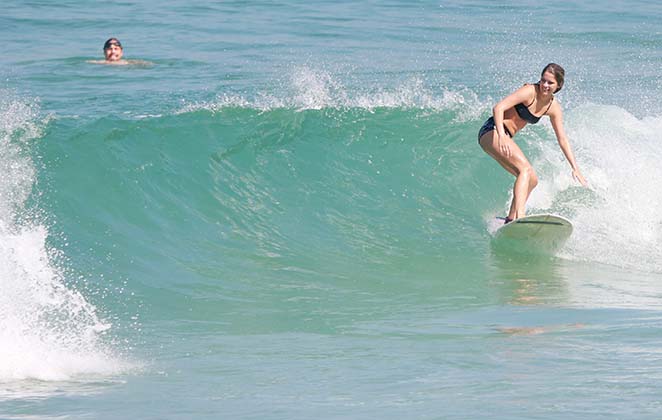 Isabella Santoni aproveitou o tempo livre para surfar no Rio de Janeiro