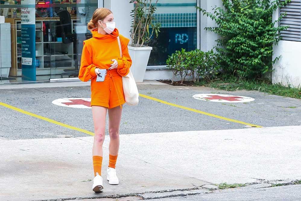 Marina Ruy Barbosa usou look todo laranja e deixou as pernas à mostra para ir à feira, em São Paulo
