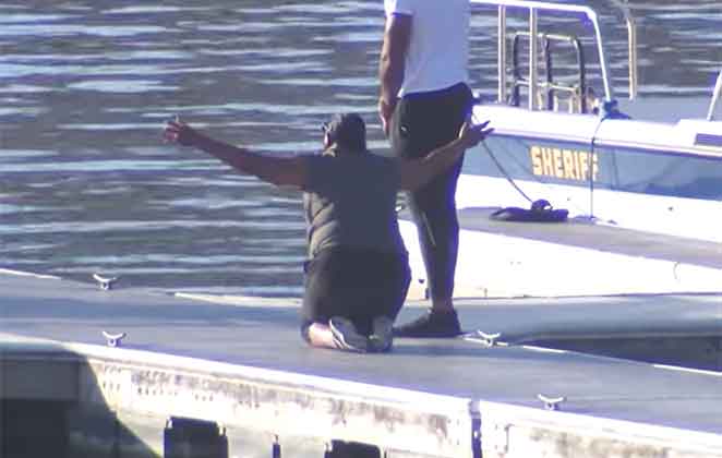 Mãe de Naya Rivera se ajoelha na beira do rio, onde a filha desapareceu