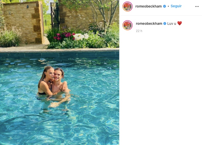 Romeo Beckham posa coladinho à namorada na piscina