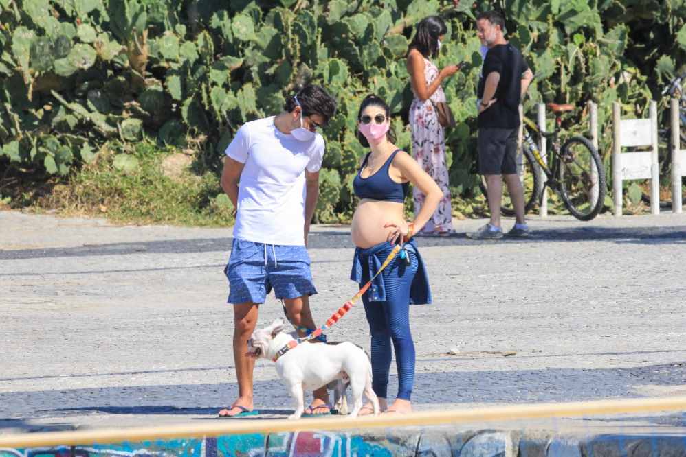 Sthefany Brito aproveitou a tarde deste sábado (18) para passear com o marido, o empresário Igor Raschkovsky, e seus pets pela orla da praia do Arpoador, no Rio de Janeiro