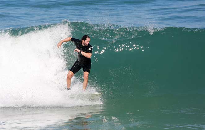 Vladimir Brichta aproveitou o tempo bom para surfar em São Conrado