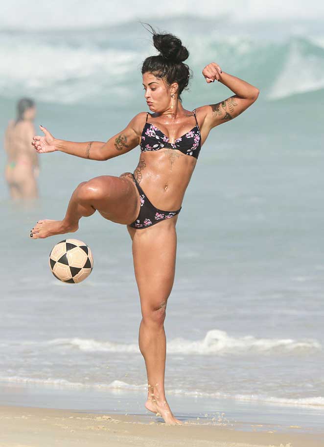 Aline Riscado usou um biquíni preto e mostrou a boa forma