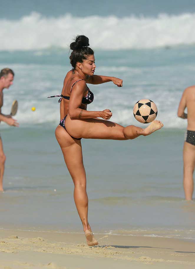 Aline Riscado esbanja corpão em dia de praia