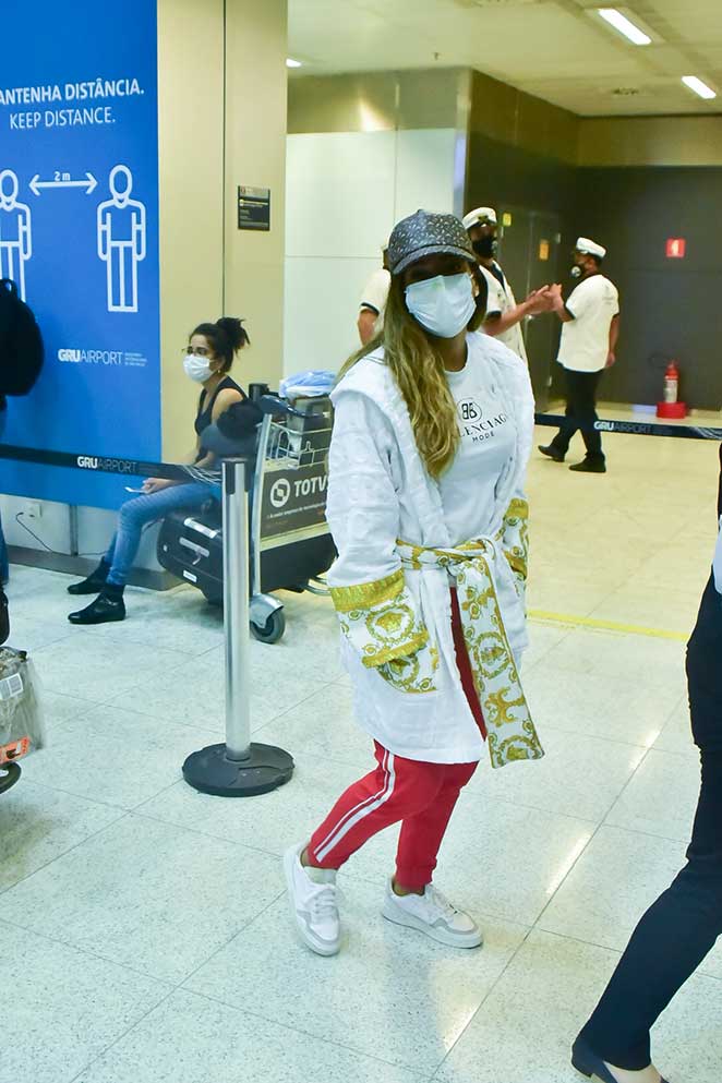 Anitta desembarca de roupão em aeroporto de São Paulo