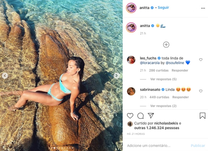 Anitta compartilha série de fotos usando biquíni de Carolina Dieckmann