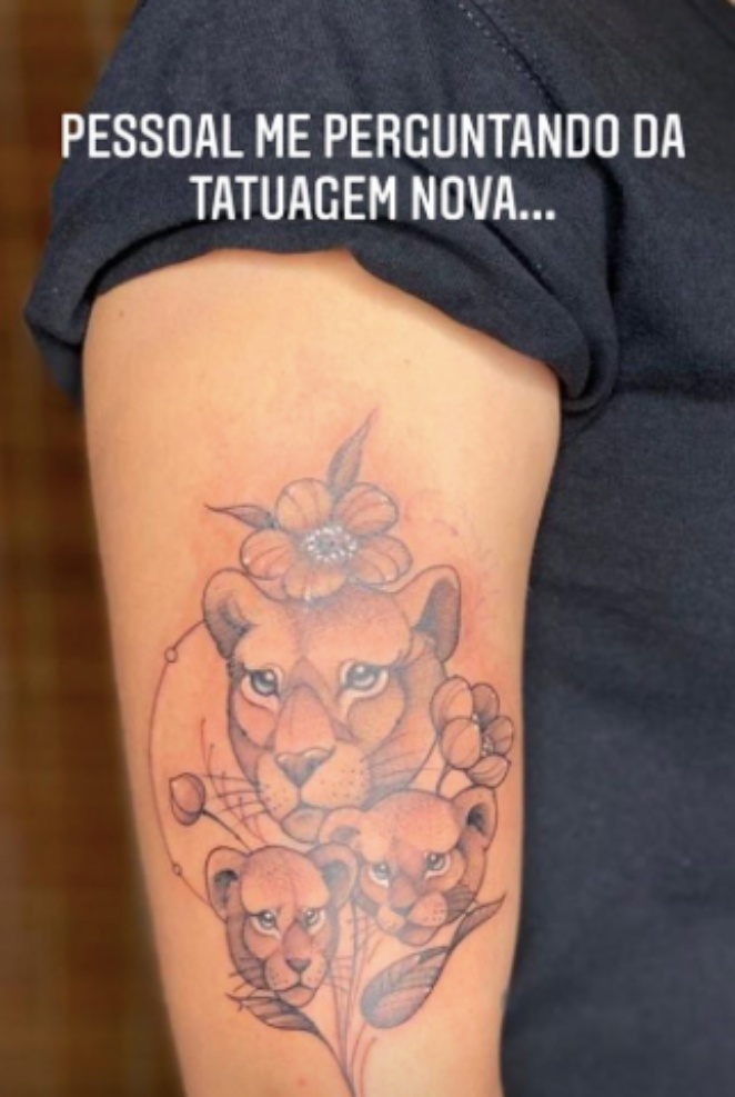 Carol Dantas mostra tatuagem que fez para os filhos