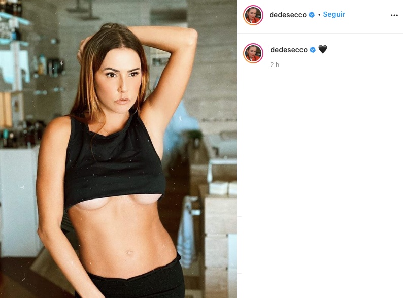 Deborah Secco deixa seios à mostra em nova foto do Instagram