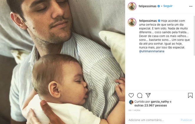 Felipe Simas é flagrado durante soneca com o filho mais novo