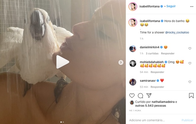 Isabeli Fontana mostra banho com cacatua em vídeo