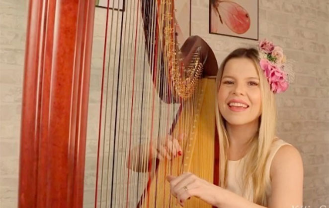Kátia Galasso mostra todo o seu talento com a harpa 