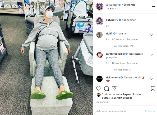 Grávida, Katy Perry dorme em loja para bebês