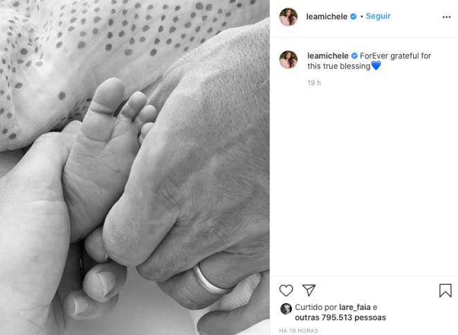 Lea Michele mostra pé do herdeiro em post do Instagram