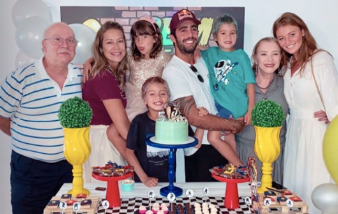 Luana Piovani e Pedro Scooby tiraram foto com a família reunida