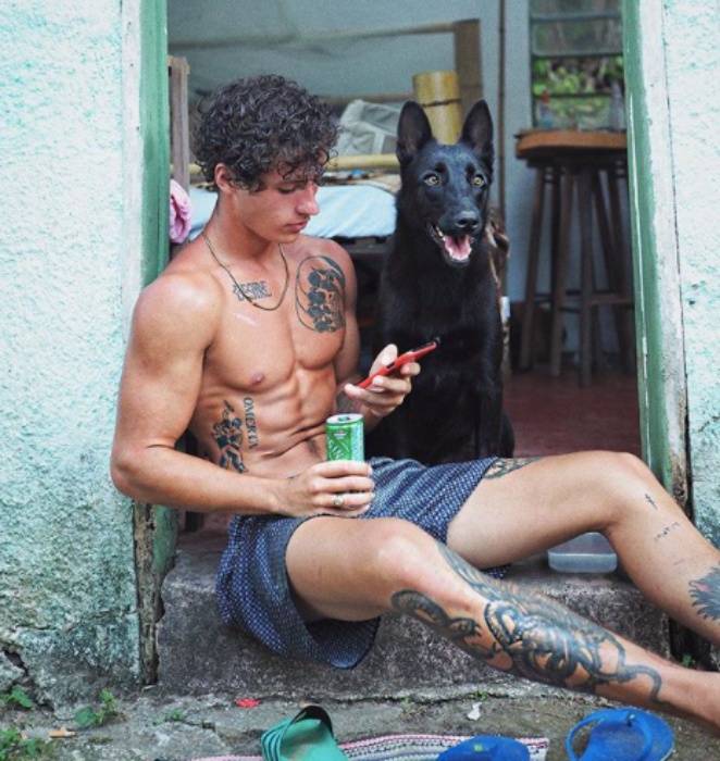 Lucas Omulek é artista plástico, fotógrafo, film maker, desenhista, tatuador e modelo