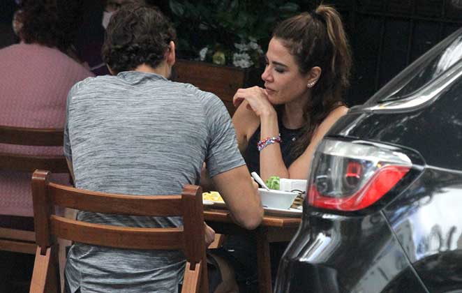Luciana Gimenez e o namorado tomaram café em uma padaria do Leblon