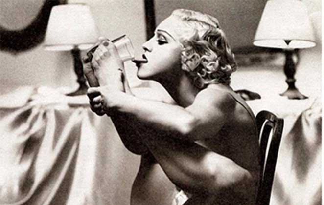 Madonna bebendo água com os pés