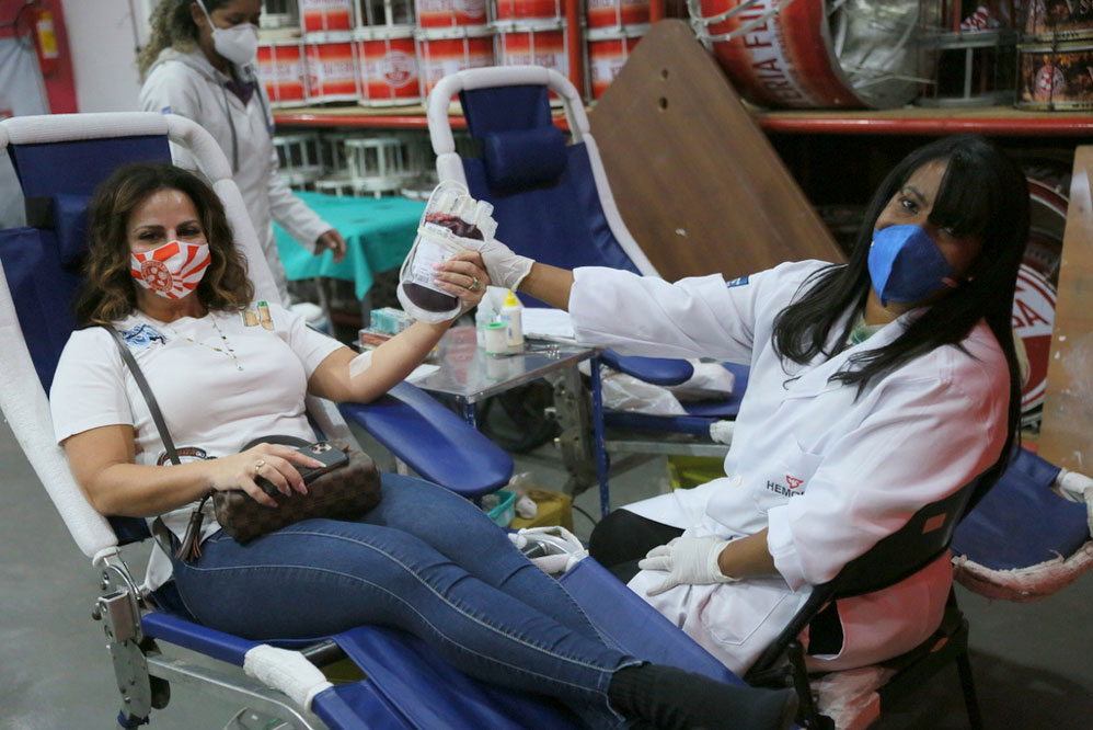 Viviane Araujo doa sangue em campanha na quadra do Salgueiro