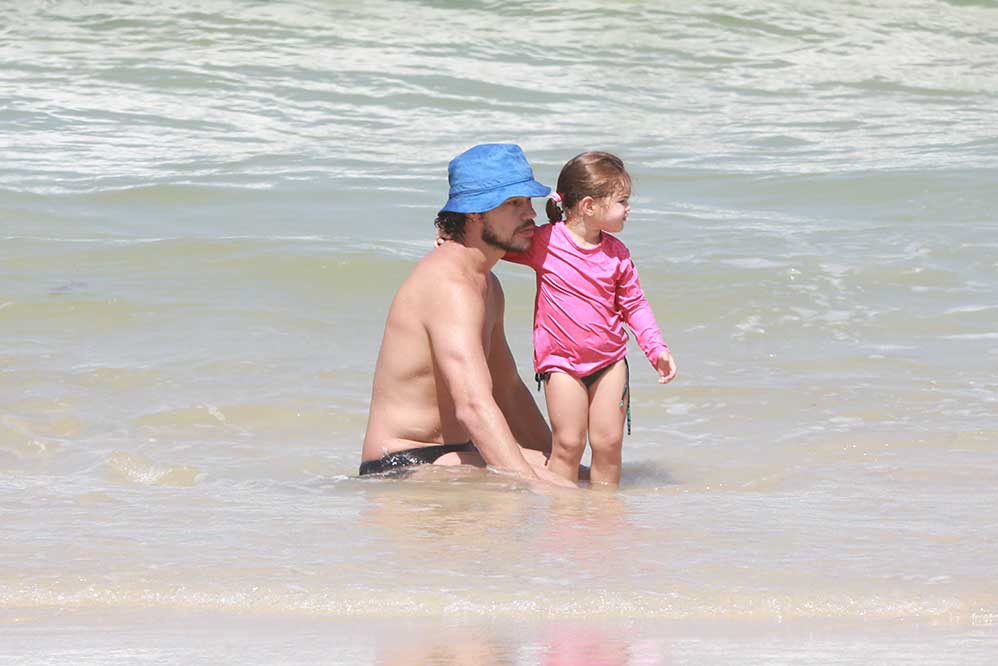 José Loreto curtiu uma dia de praia com a filha Bella, de dois anos
