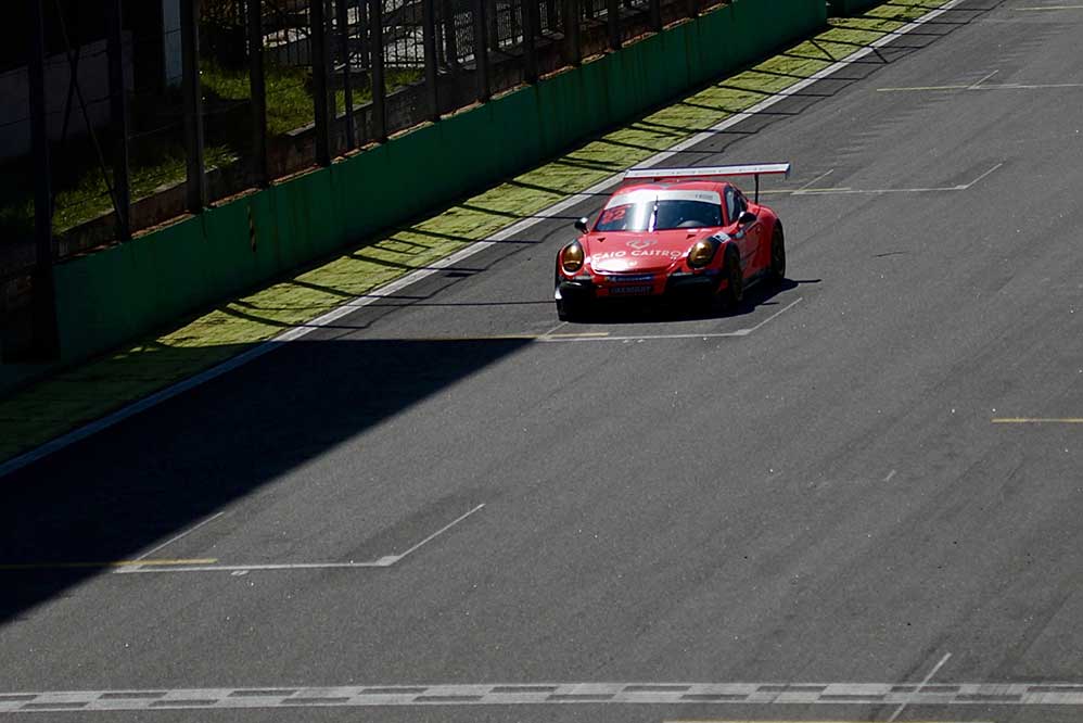 Caio usou um carro vermelho para realizar o treino no Autódromo de Interlagos