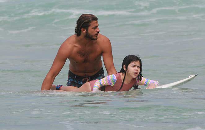 Caio Vaz ensinou a irmã de Isabella Santoni a surfar