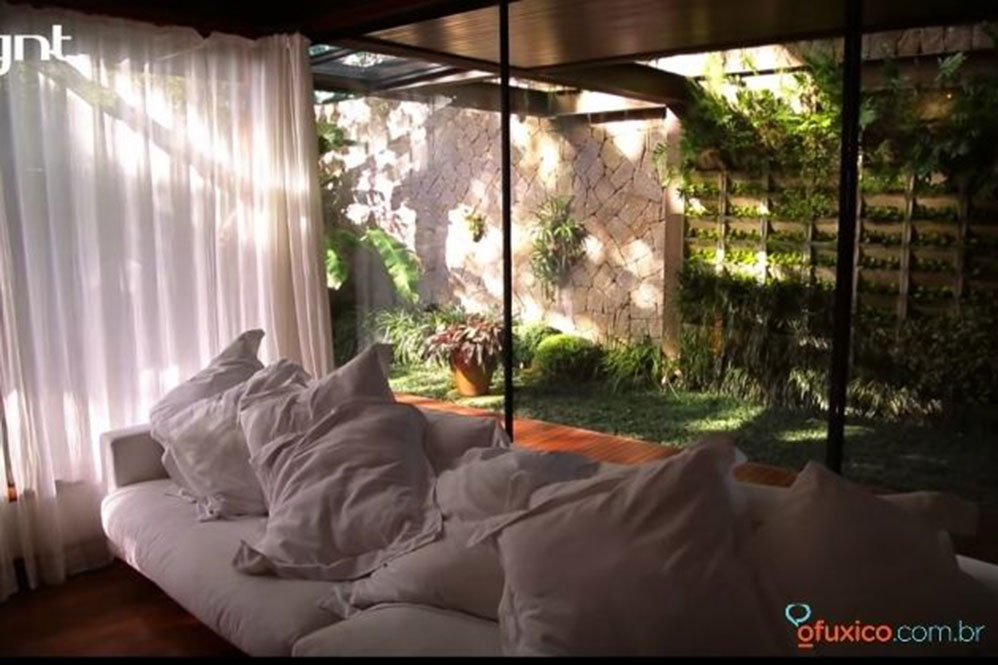 O sofá de Pedro Bial, avaliado em mais de 120 mil reais