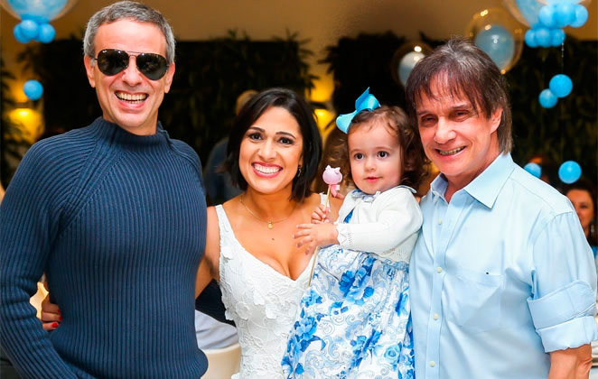 Dudu Braga com a esposa  Valeska, a filha Laura e o pai, Roberto Carlos