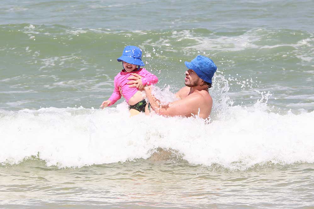 Pai e filha se refrescaram com um maravilhoso banho de mar