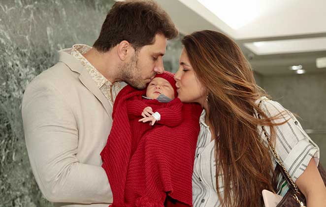 Kamilla Salgado e Eliéser Ambrósio beijaram Bento na saída da maternidade