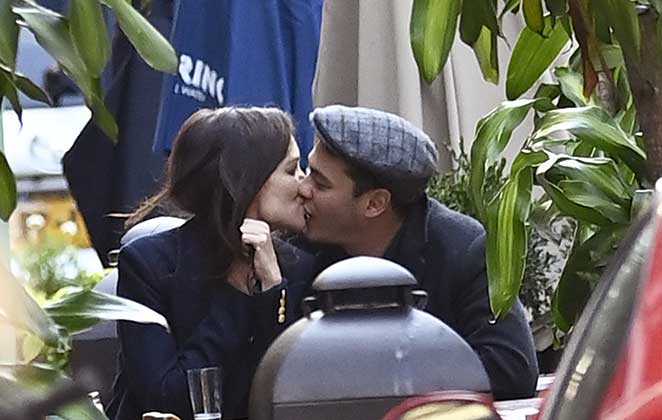 Katie Holmes troca beijos apaixonados com namorado durante passeio
