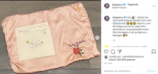 Katy Perry mostra cobertor para a filha dado de presente por Taylor Swift