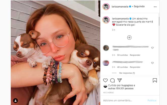 Larissa Manoela posou agarradinha com suas cachorrinhas no Instagram