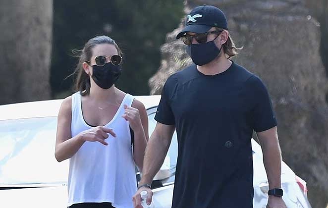 Lea Michele faz caminhada com o marido Zandy Reich