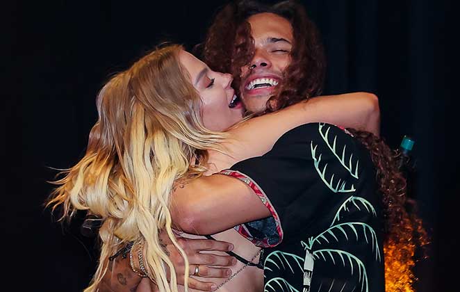 Luísa Sonza e Vitão trocaram beijos apaixonados em show drive-in do cantor