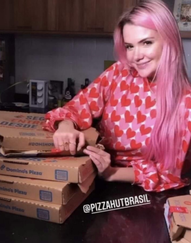 Marcela McGowan marca pizzaria concorrente em publi