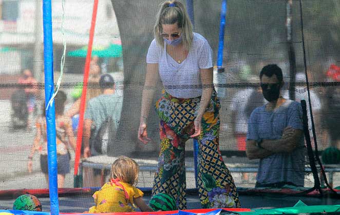 Mariana Weickert brincou com a filha no Leblon em pula-pula