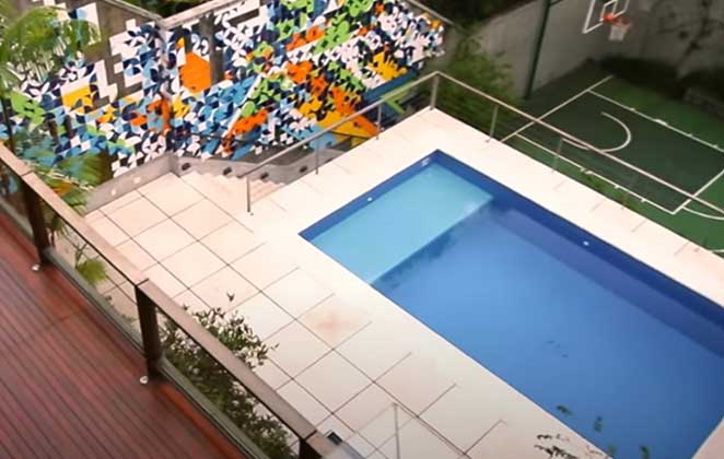 A mansão de Pedro Bial foi feita em um projeto de cinco planos, com um deles sendo destinado à piscina
