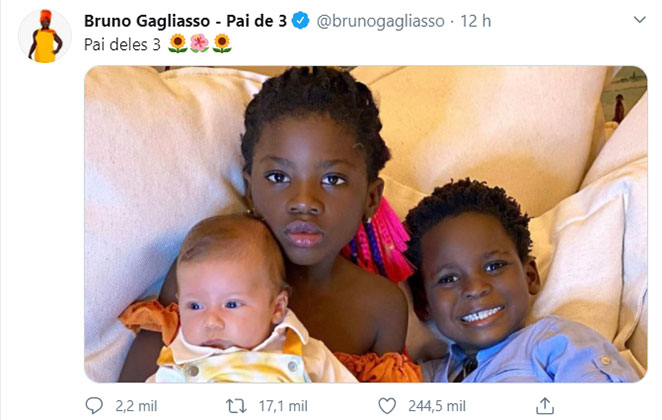 Bruno Gagluiasso e a foto postada, dos seus três filhos