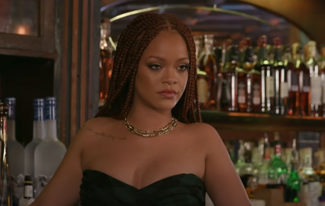 Rihanna deixou o penteado em sua forma mais clássica, mas arrasou no tom quase ruivo e no comprimento longo