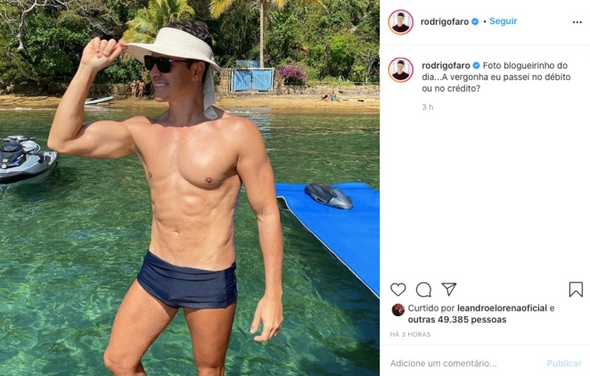 Rodrigo Faro posa sem camisa e de sunga bem justinha