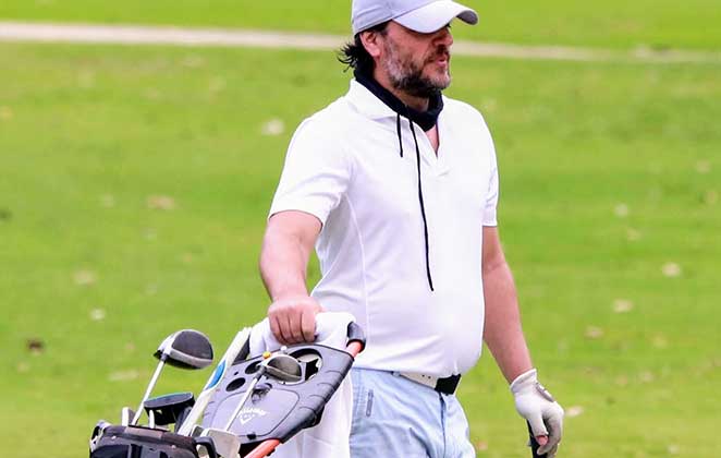 Rodrigo Lombardi estava com um visual quase todo branco para jogar golf