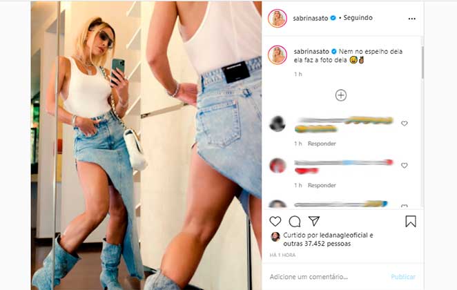 Sabrina Sato exibiu seus pernões ao posar de saia jeans longa aberta no Instagram