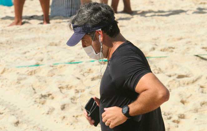 Thierry Figueira é clicado correndo pela areia da praia do Leblon