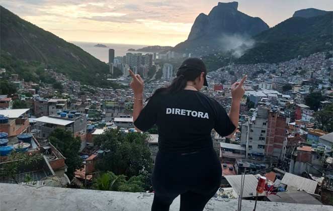 Fabiana Escobar com sua camiseta de diretora da Rociwood